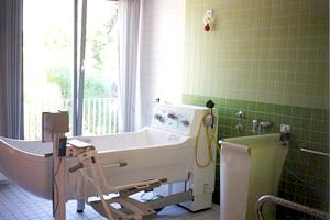 Hebebadewanne fr Behinderte in einem Kthener Pflegeheim