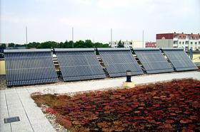 Photovoltaikanlage auf dem Dach eines Gewerbebetriebes
